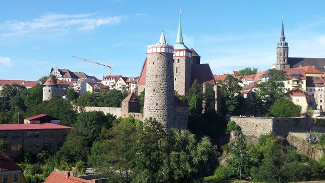 Detektiv recherchiert in der Altstadt von Bautzen.