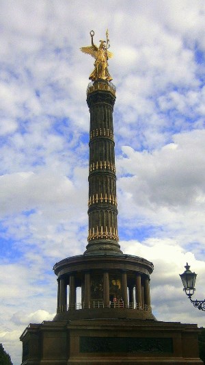 Detektiv observiert rund um die Siegessäule in Berlin.