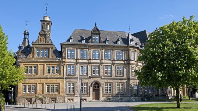 Privatdetektive observieren in der Umgebung des Ratsgymnasiums in Bielefeld.