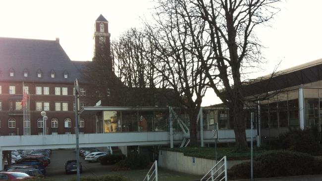 Detektive ermitteln am Saalbau am Einsatzort Bottrop.