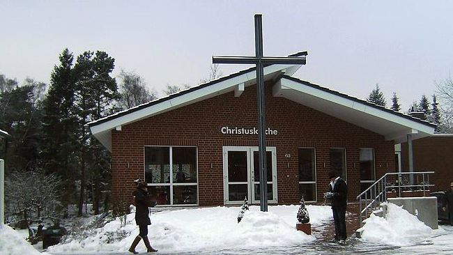 Detektive ermitteln in der Umgebung der Christuskirche am Einsatzort Buchholz.