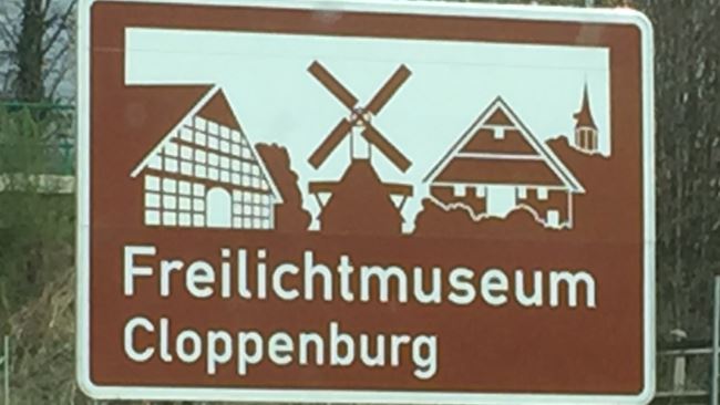 Detektiv observiert im Freilichtmuseum Cloppenburg.