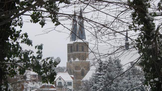 Detektive observieren rund um St. Cyriakus in Duderstadt.