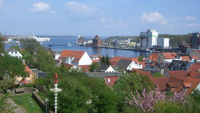 Detektiv ermittelt am Hafen in Flensburg.