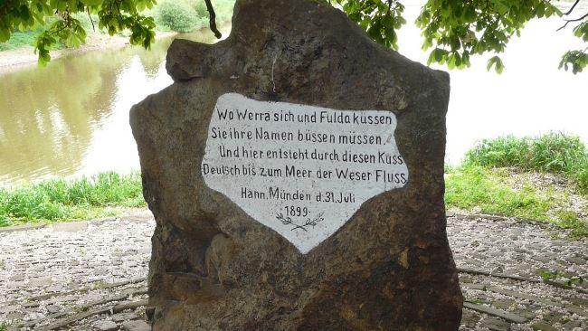 Detektive beobachten am Weserstein in Hann. Münden.