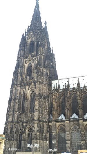 Detektive beobachten am Kölner Dom.
