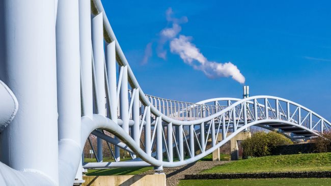 Detekive beobachten an der Neulandbrücke in Leverkusen.
