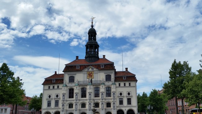 Detektive ermitteln in der Umgebung des Rathauses in Lüneburg.