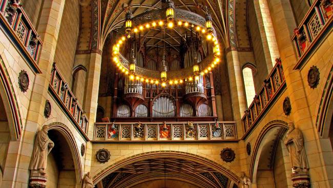 Detektiv observiert rund um die Schlosskirche in Lutherstadt Wittenberg.