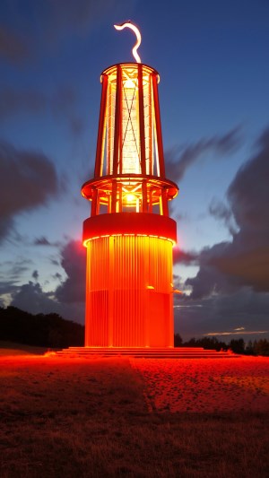 Detektive observieren auf der Halde Rheinpreußen in Moers.