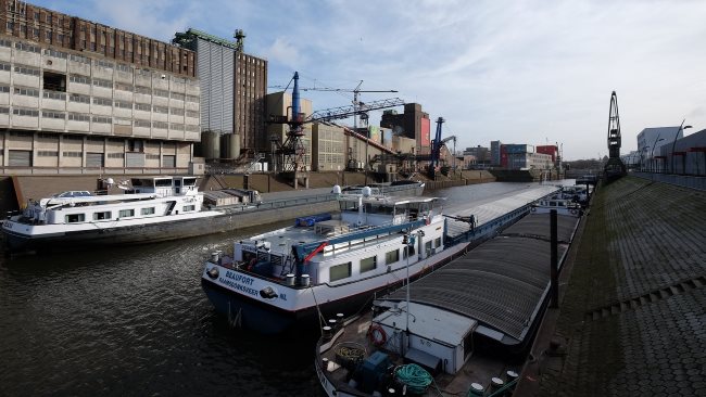 Detektive ermitteln am Hafen von Neuss.
