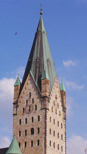 Detektive observieren am Dom in Paderborn.