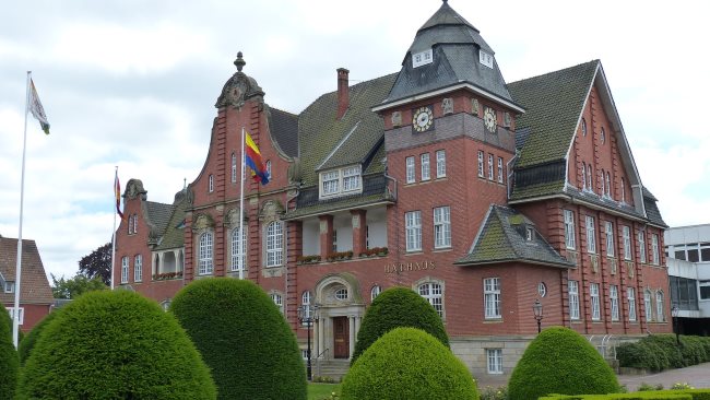 Detektiv ermmittelt rund um das Rathaus von Papenburg.