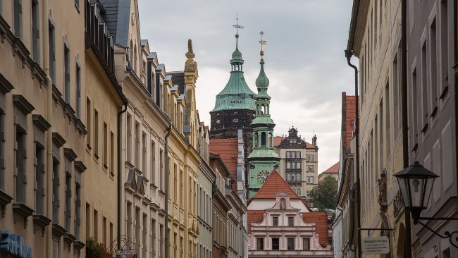 Detektive observieren in der Altstadt von Pirna.