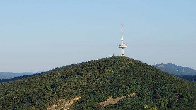 Detektive observieren im Schatten des Fernsehturms in Porta Westfalica.