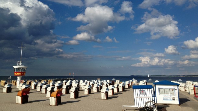 Detektiv observiert am Ostseestrand von Travemünde.