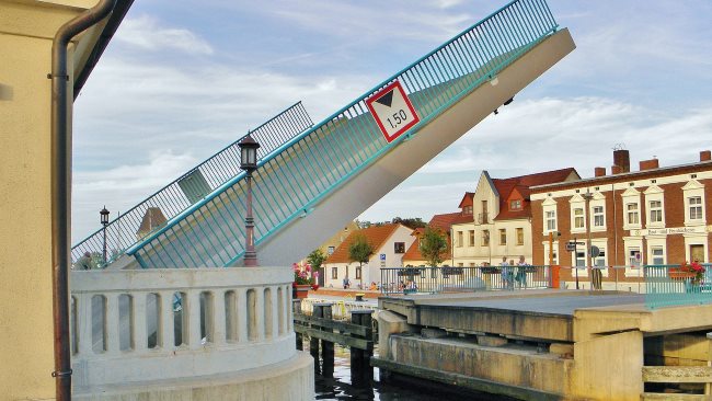 Detektiv recherchiert rund um die Klappbrücke in Ückermünde.