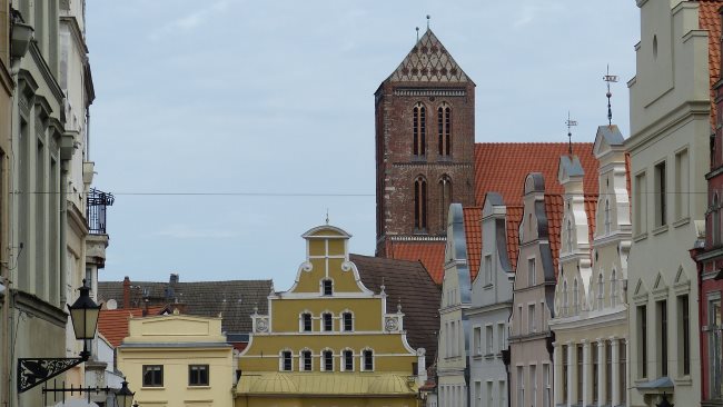 Detektei observiert rund um St. Nikolai in Wismar.