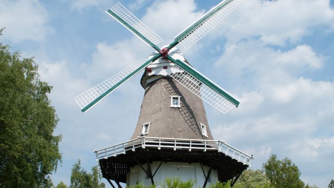 Detektive observieren an der Windmühle am Einsatzort Achim.