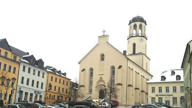 Privatdetektive observieren in der Nähe der St. Laurentius Kirche in Auerbach.