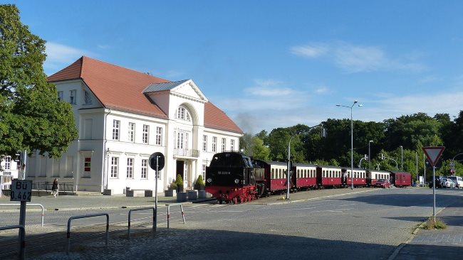 Detektei ermittelt vor dem Prinzenpalais in Bad Doberan.