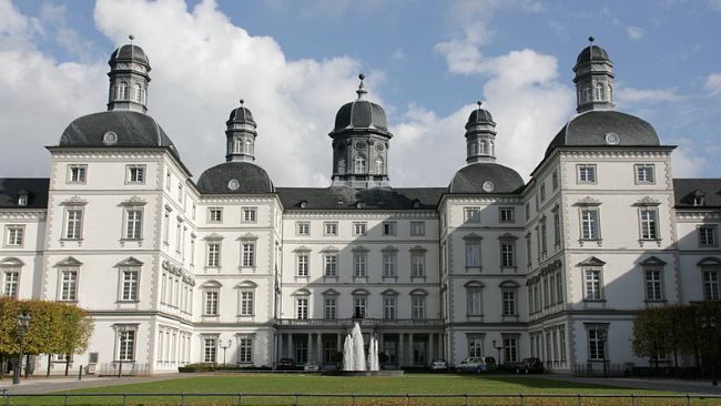 Detektive beobachten am Schloss Bensberge in Bergisch Gladbach.