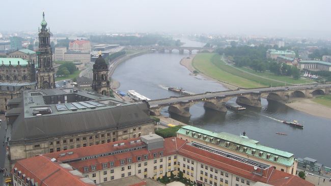 Privatdetektive ermitteln in der Umgebung der Frauenkirche in Dresden.