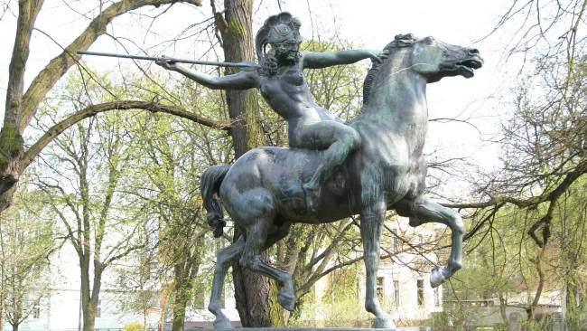 Detektive observieren in der Nähe der Reitenden Amazone in Eberswalde