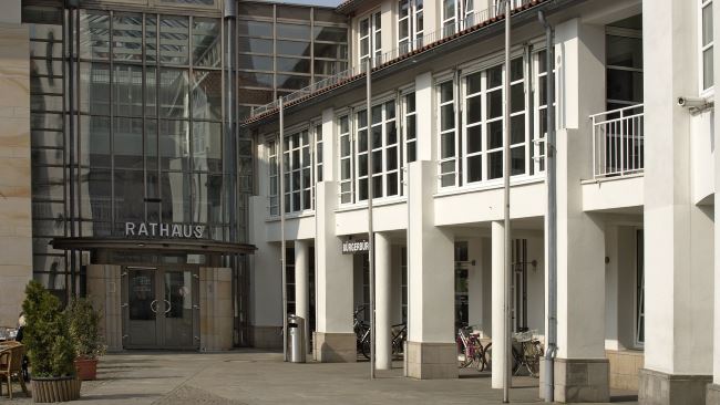 Privatdetektiv observiert rund um das Rathaus in Gifhorn.