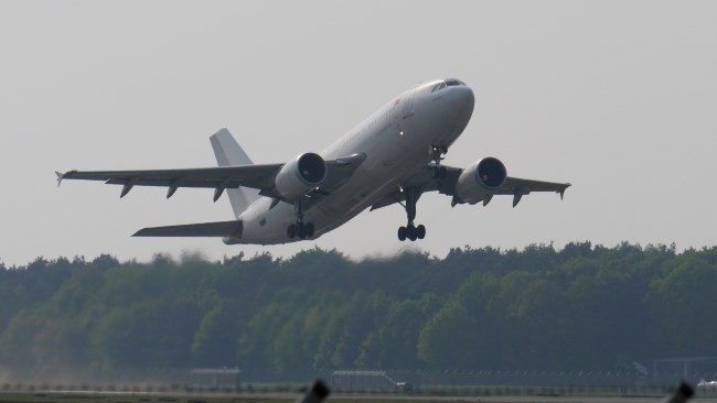 Detektive observieren am Flughafen Münster/Osnabrück in Greven.