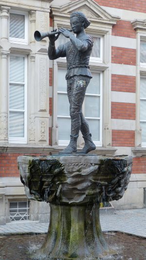 Detektei ermittelt rund um den Rattenfängerbrunnen in Hameln.
