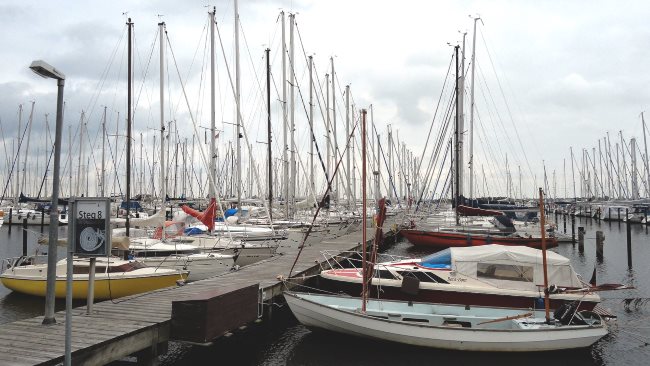 Ein Privatdetektiv ermittelt am Steg 8 in Heiligenhafen.