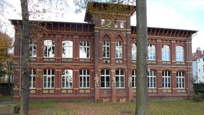 Detektive observieren am Heimatmuseum in Herne.