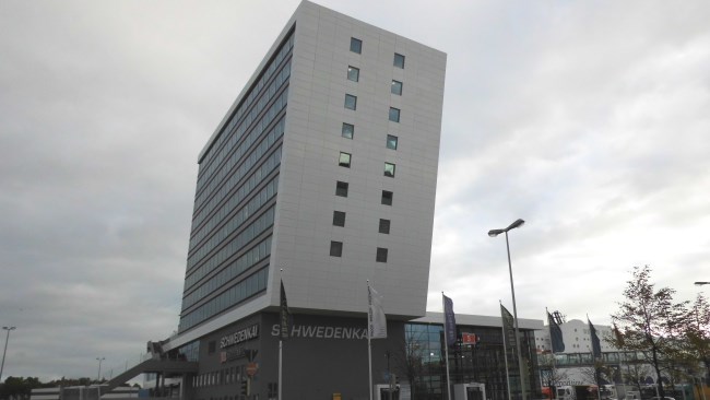 Detektive beobachten am Schwedenkai in Kiel.