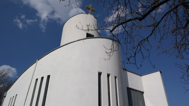 Privatdetektive beobachten in der Umgebung von St. Peter und Paul in Markkleeberg.
