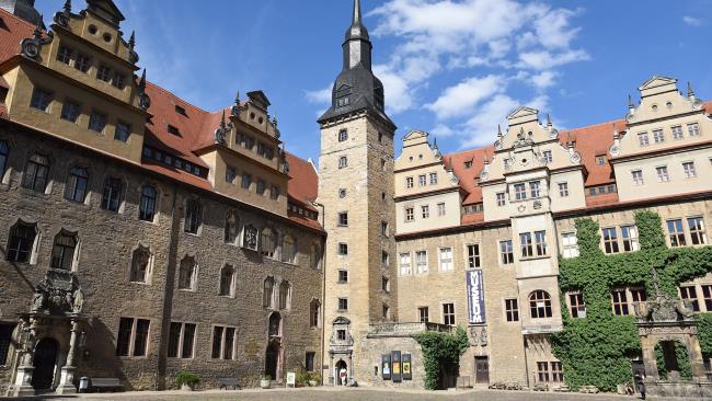 Detektive observieren am Schloss Merseburg.