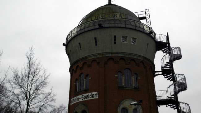 Privatdetektive beobachten an der Camera Obscura in Mülheim.