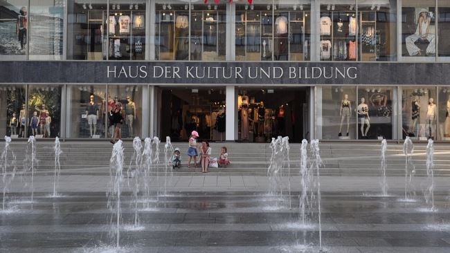 Detektive ermitteln auf dem Marktplatz in Neubrandenburg.