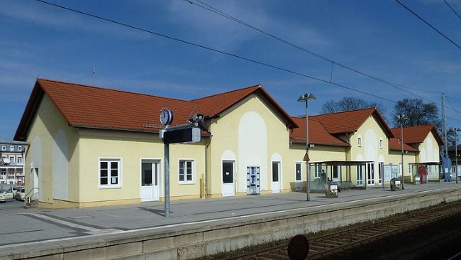 Privatdetektive beobachten am Bahnhof in Neustrelitz.