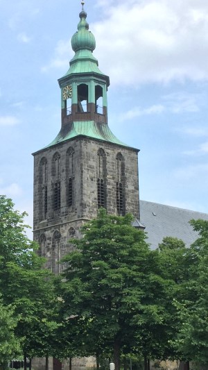 Detektive beobachten in der Nähe der Marktkirche in Nordhorn.