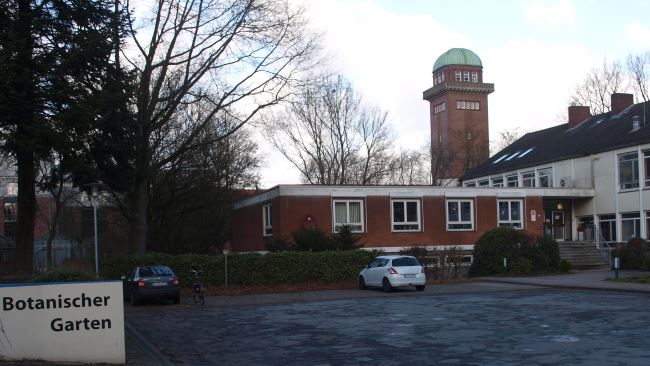Detektive observieren am Botanischen Garten am Einsatzort Oldenburg.