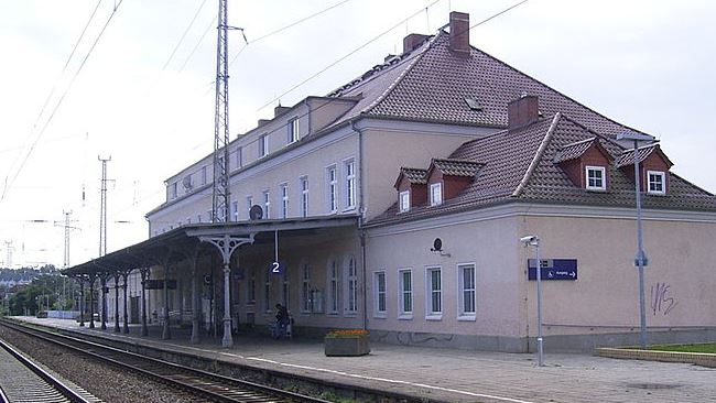 Detektive observieren am Bahnhof in Prenzlau.