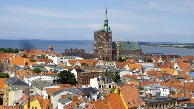 Privatdetektiv observiert rund um St. Nikolai in Stralsund.