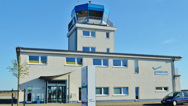 Privatdetektiv recherchiert am Flughafen in Strausberg.