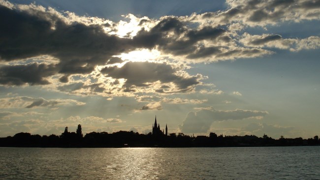 Detektive observieren an der Havel nahe Werder.