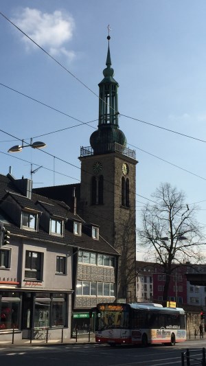 Detektive recherchieren in der Umgebung der Johanniskirche in Witten.