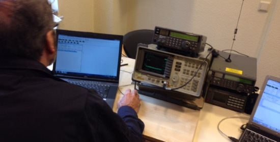Detektiv mit technischer Ausrüstung zum Aufspüren von Wanzen