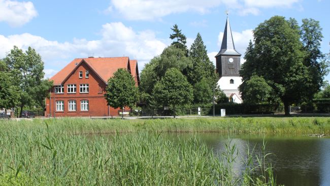 Detektive observieren am Einsatzort Falkensee.