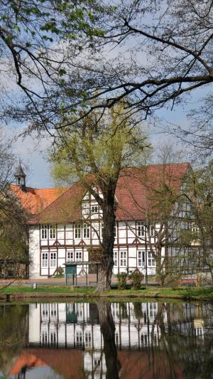 Detektive observieren am Einsatzort Barsinghausen.