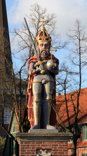 Privatdetektive observieren am Einsatzort Wedel.
